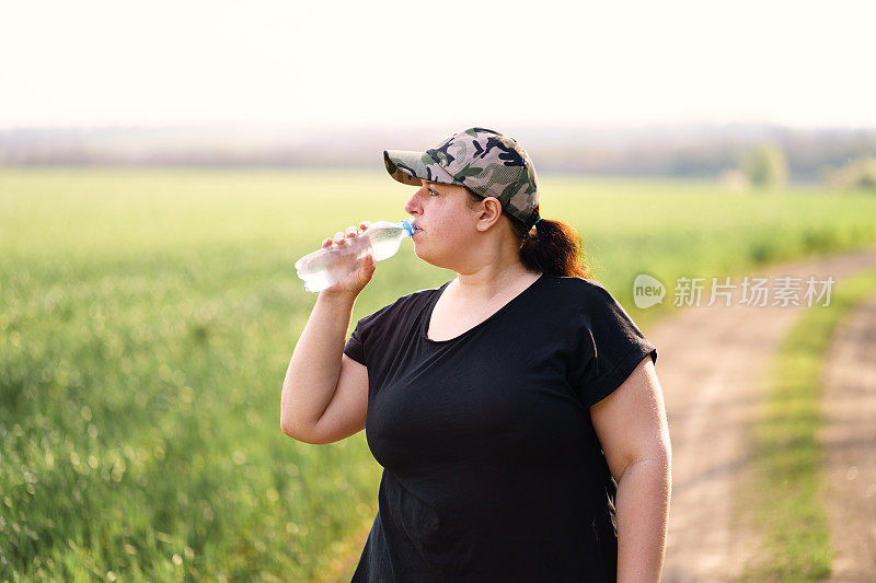 超重妇女慢跑后喝水