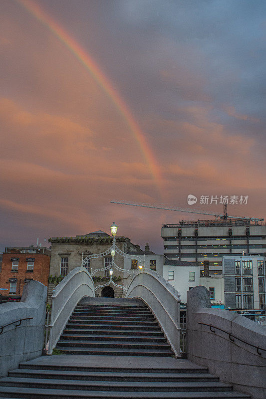 戏剧性的日落和彩虹在都柏林城，哈彭尼桥，爱尔兰都柏林。