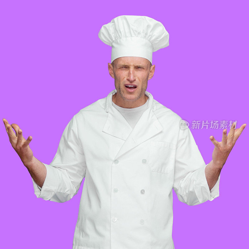 白种年轻男厨师站在前面，前面是紫色的背景，穿着裤子