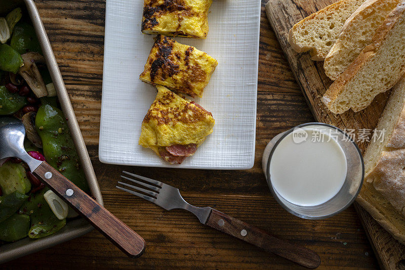 自制早餐:香肠煎蛋卷，烤面包和烤蔬菜