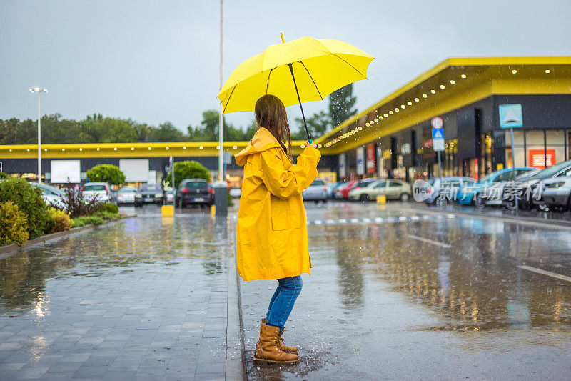 雨中飞溅