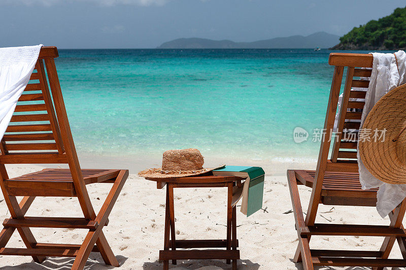 柚木椅子和桌子在加勒比海完美的海滩上