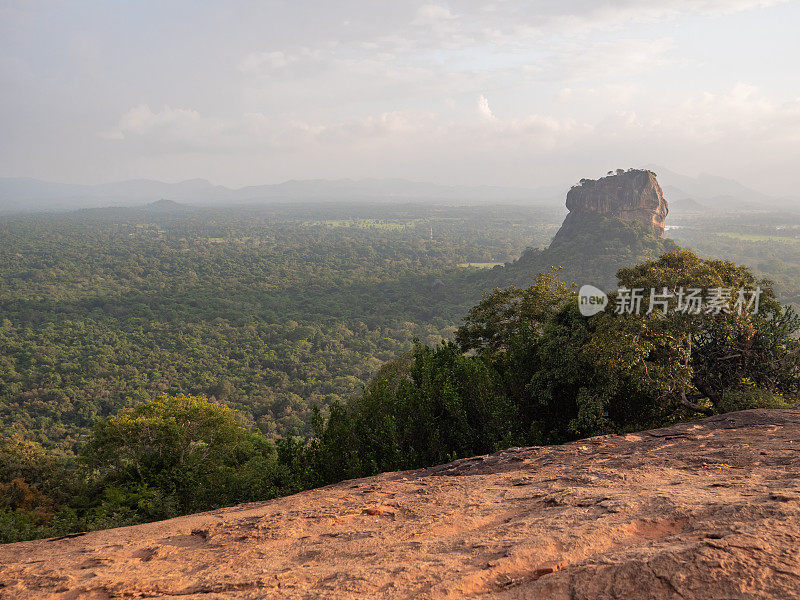 日落时分的西格里亚岩石，斯里兰卡
