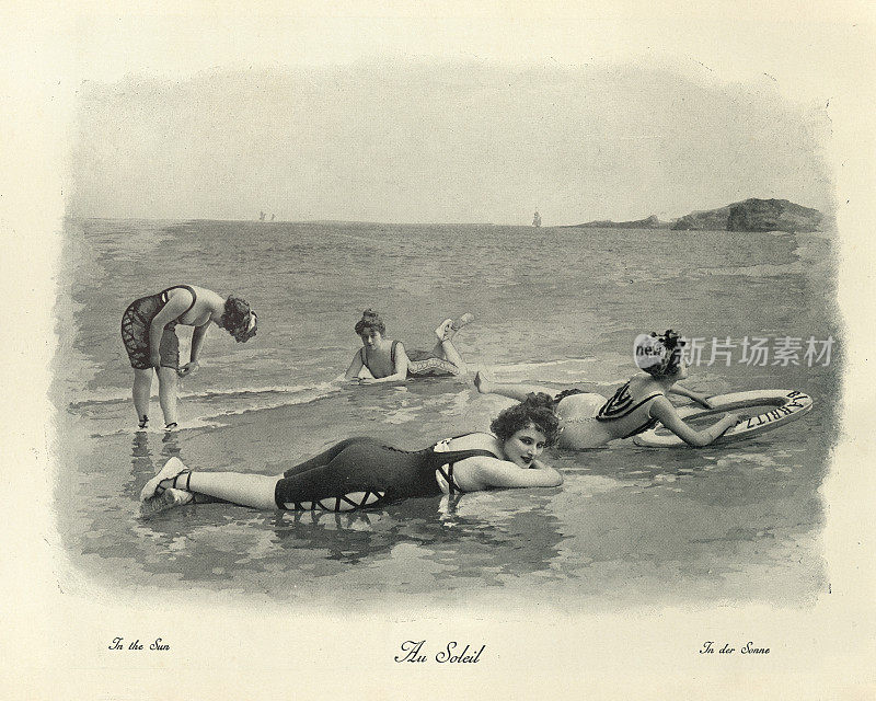 美丽的年轻女子在海上嬉戏，维多利亚19世纪
