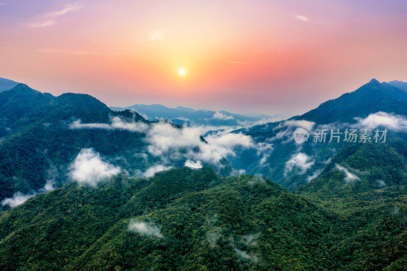 航拍的云海之间的山脉和森林