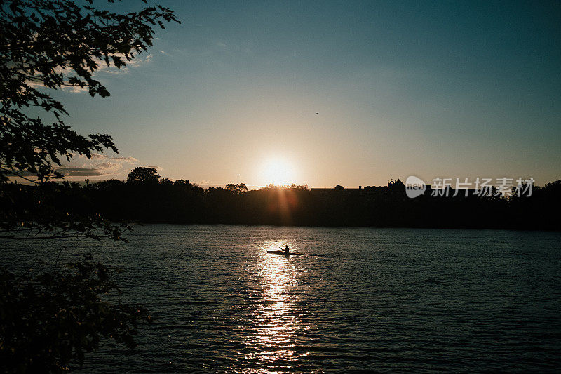 日落时分在河上划皮艇