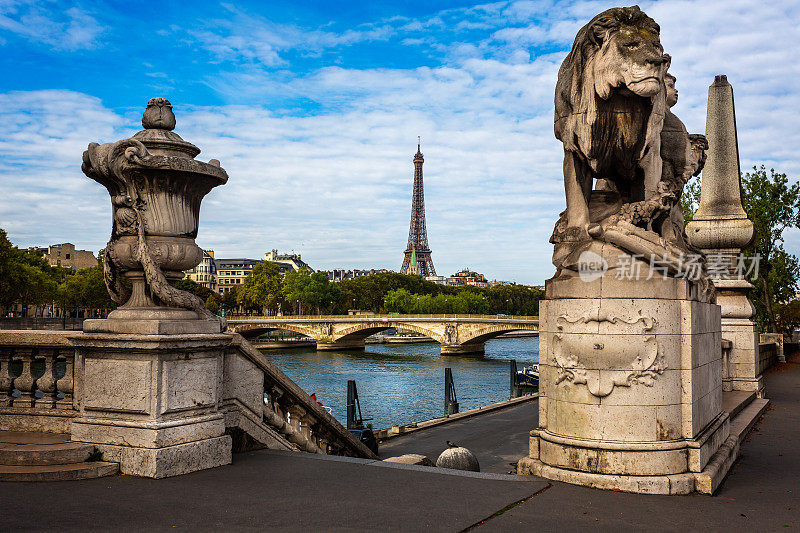 在法国巴黎，由横跨塞纳河的亚历山大三世桥雕像组成的埃菲尔铁塔