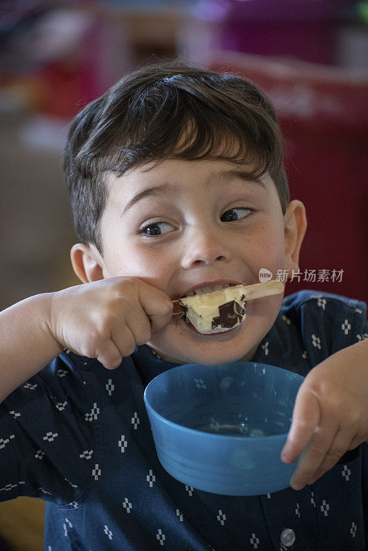 简单的快乐。小男孩在吃冰淇淋。