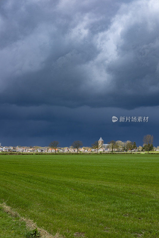 韦赫特山谷达尔夫森上空有雷雨