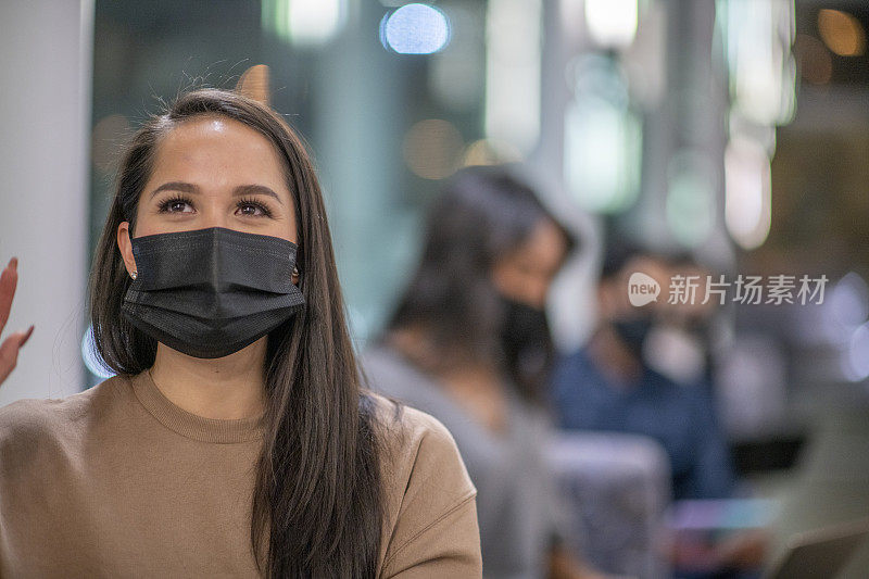 蒙面女大学生库存照片