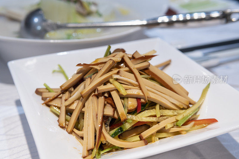 餐馆里的一盘豆腐干