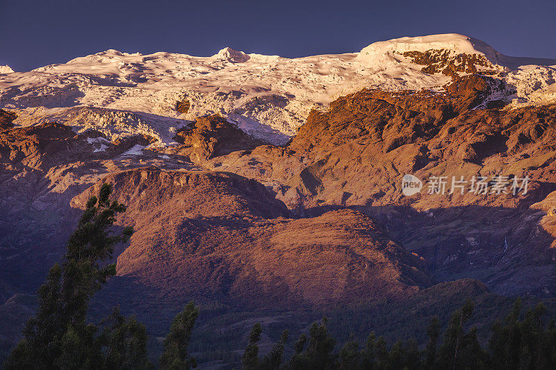 秘鲁安第斯山脉，日落时分，瓦拉兹附近的布兰卡山脉山谷和白雪覆盖的科帕山脉