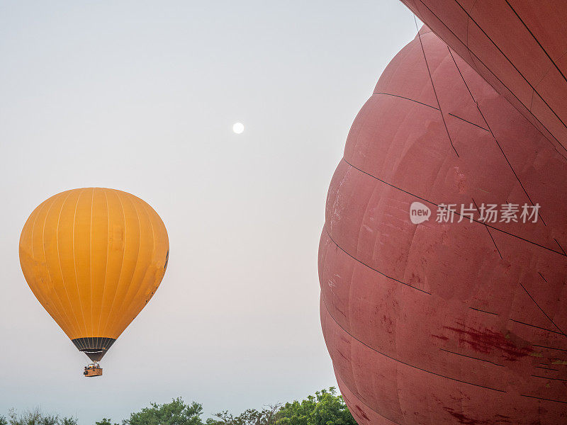 热气球在黎明时起飞