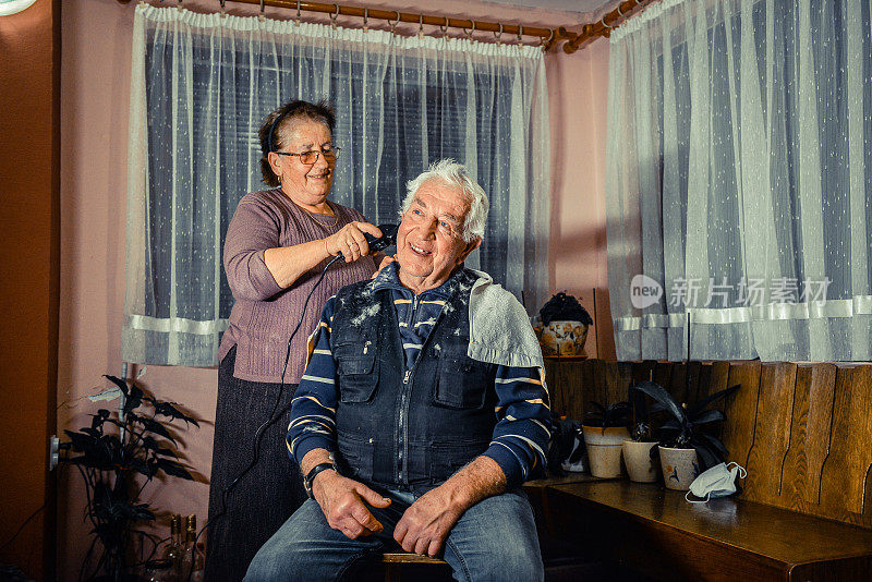 一位资深女士剪了她丈夫的头发-在封锁期间剪的