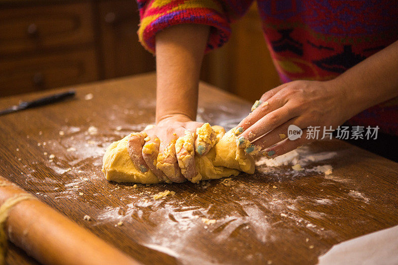 准备圣诞饼干的女人