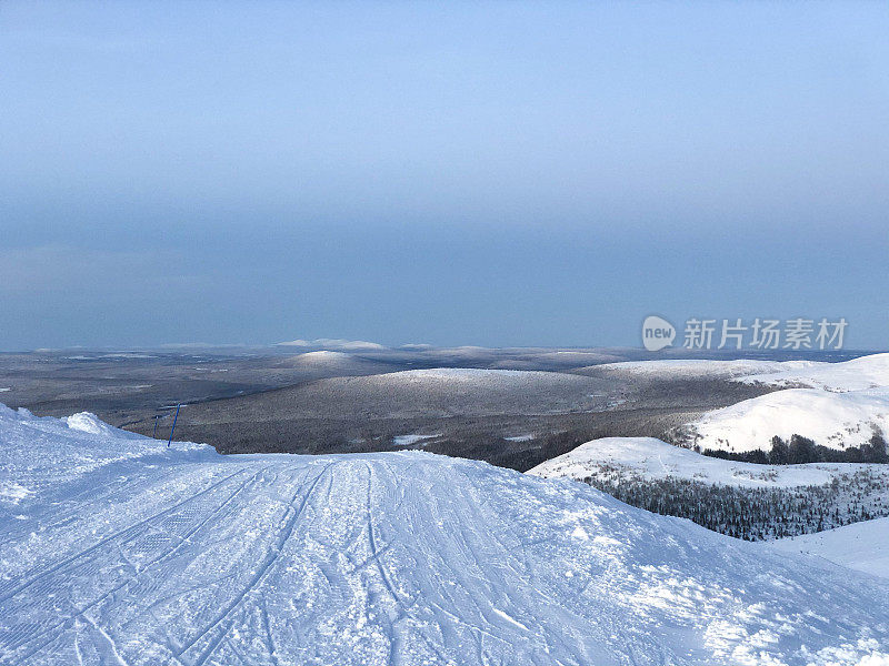 Yll?s拉普兰的滑雪场。风景,冬天拉普兰。从山上俯瞰全景。