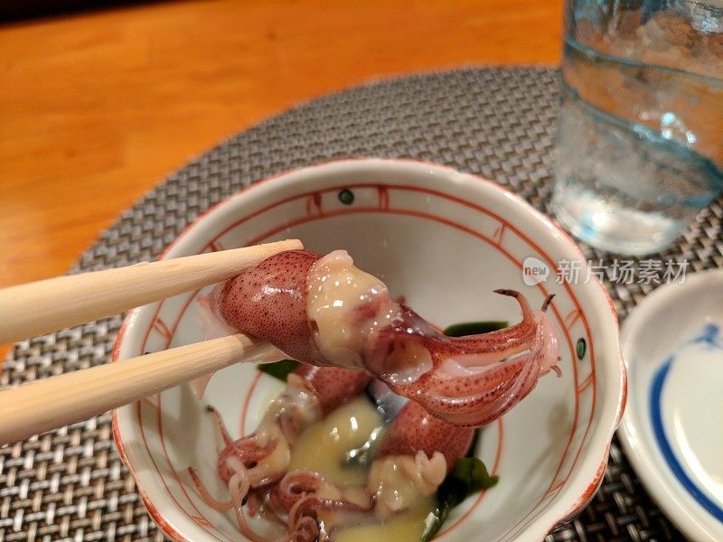 萤火虫鱿鱼，Hotaru-ika或闪光鱿鱼晚餐