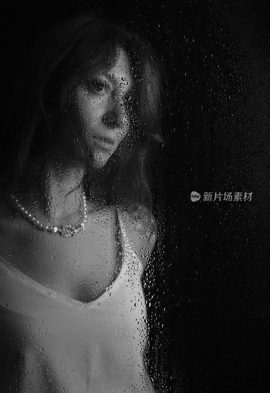 下雨的时候，有个女人站在窗前
