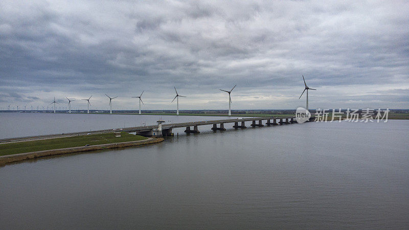 鸟瞰Ketelbrug和高速公路A6在Ketelmeer和IJsselmeer在荷兰。