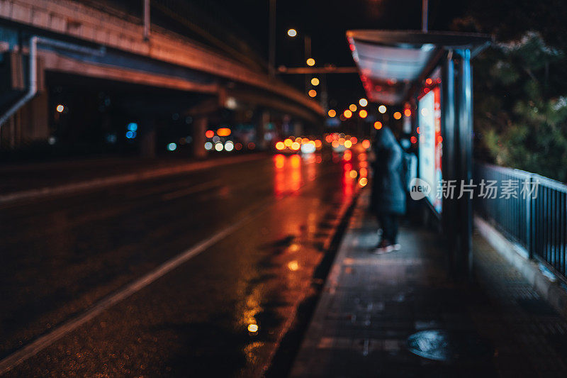 雨中的城市场景，雨夜中的人行道