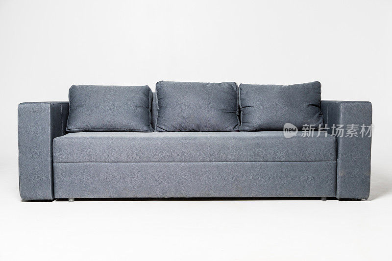 工作室拍摄的白色背景上的灰色现代沙发