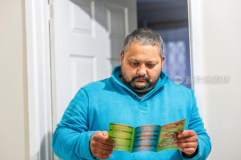 一名波利尼西亚男子正在阅读中文菜单