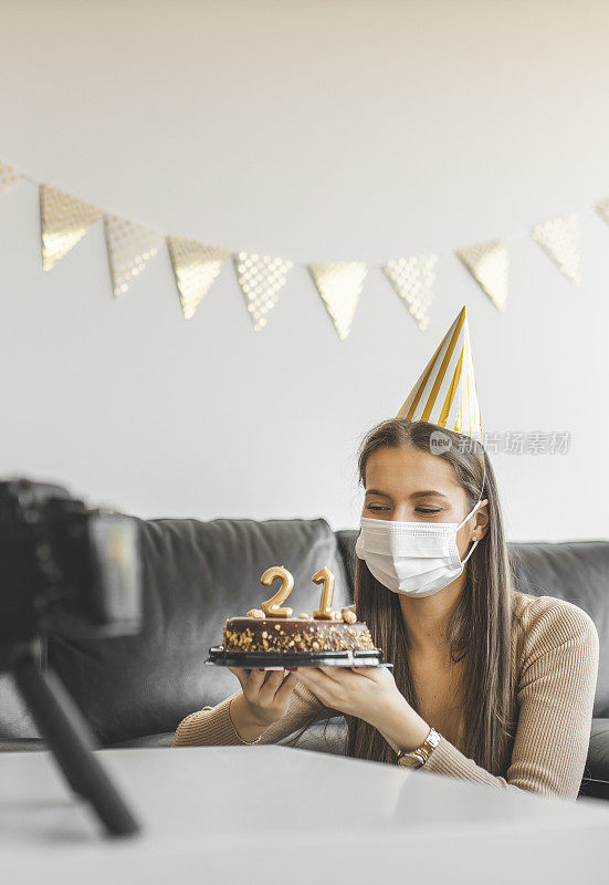 年轻女网红在家庆祝21岁生日并拍摄视频博客