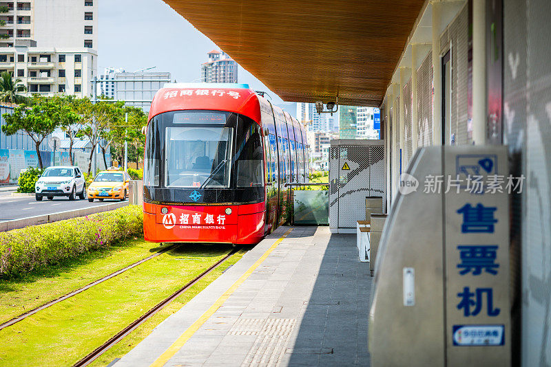 三亚红色轻轨电车驶离中国海南三亚车站