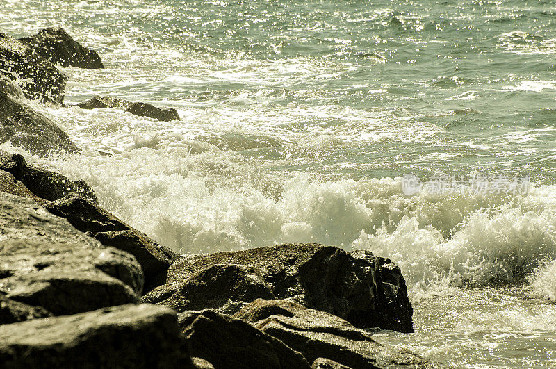 海浪拍打着海岸的岩石