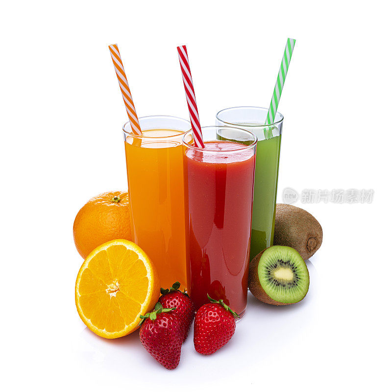 橙汁，草莓汁和猕猴桃汁单独放在白色
