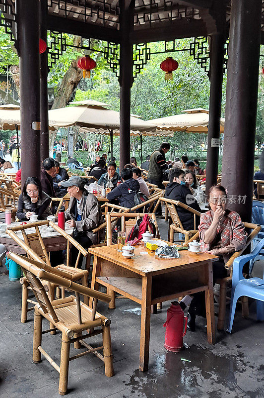 中国成都，人们在人民公园的茶馆喝茶聊天。