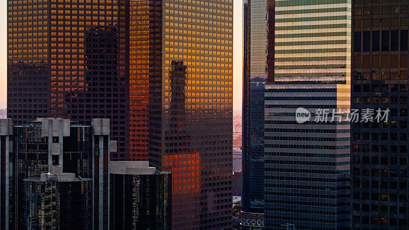 冉冉升起的太阳在洛杉矶金融区摩天大楼之间闪耀——无人机射击