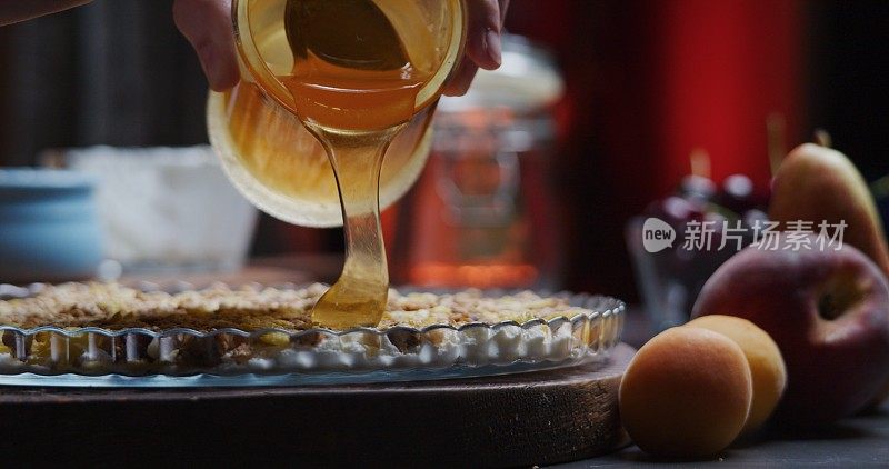 自制健康诱人的早餐，包括麦片、水果、奶油奶酪和蜂蜜