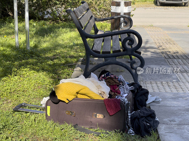 把衣服扔到公园里