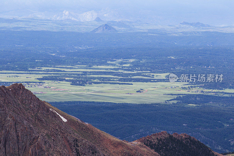 从派克峰山顶科罗拉多的远景风景