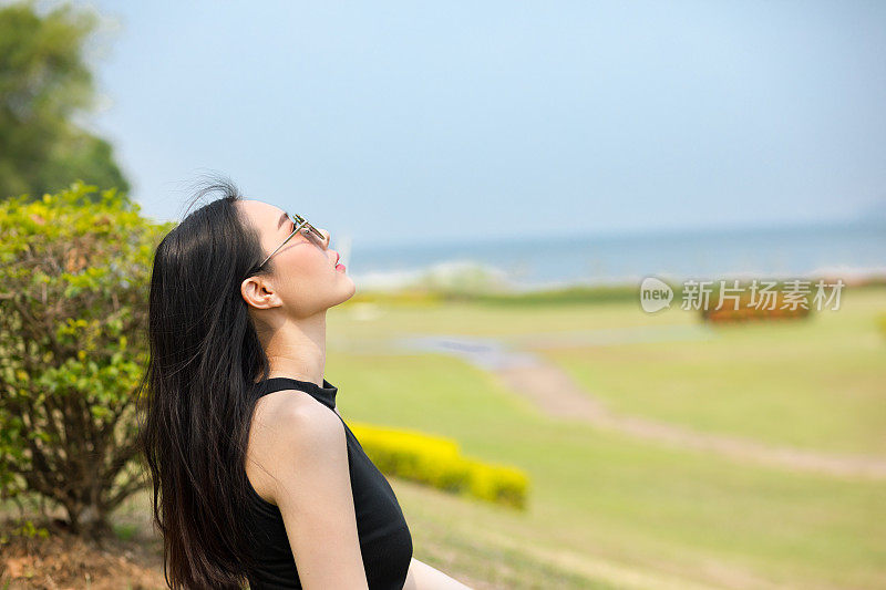 年轻的泰国女子望着天空