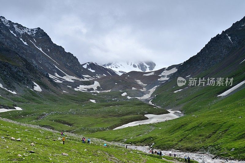 那拉提草原-新疆维吾尔自治区雪山和牧场