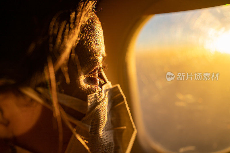 一名妇女在冠状病毒大流行期间乘飞机旅行