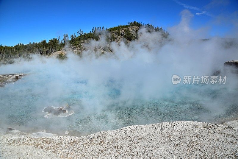 精益求精的间歇泉火山口