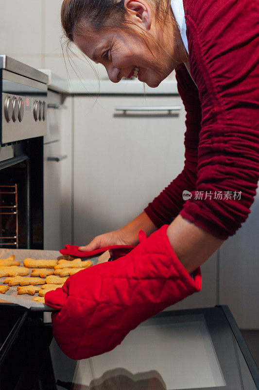 一个女人烤饼干