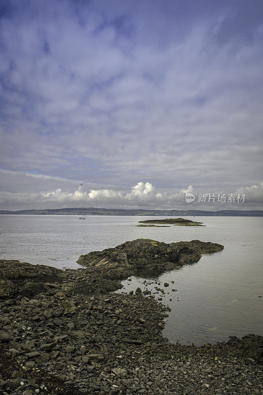 从苏格兰马莱格的岩石海岸眺望斯凯岛。