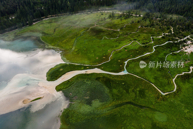 暑假，欧洲山区的绿湖在迪多比阿卡湖