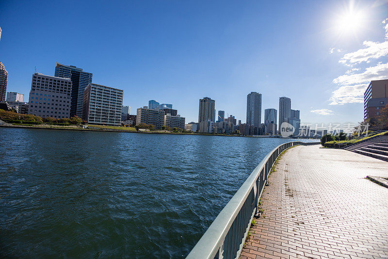 广阔的视野从河边在城市