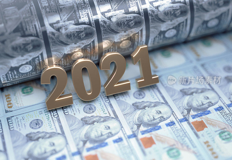 黄金2021年坐在美元钞票上-印钞和通货膨胀的概念