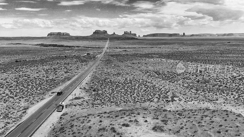 从无人机上鸟瞰纪念碑谷的道路。亚利桑那州。美国