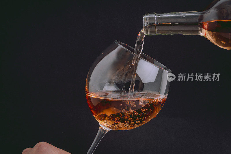 葡萄酒倒进玻璃库存照片