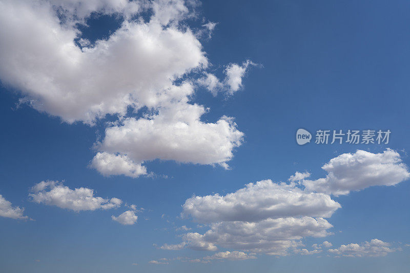 蓝色的夏天天空与白云完美的天空背景