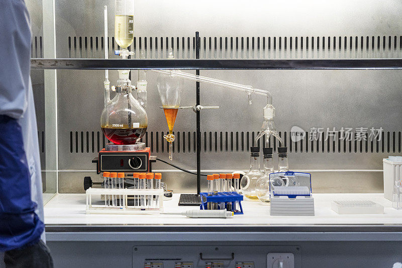 生化实验室。科学家们穿着化学防护服制造出危险的化学武器。创造一种预防冠状病毒的疫苗。