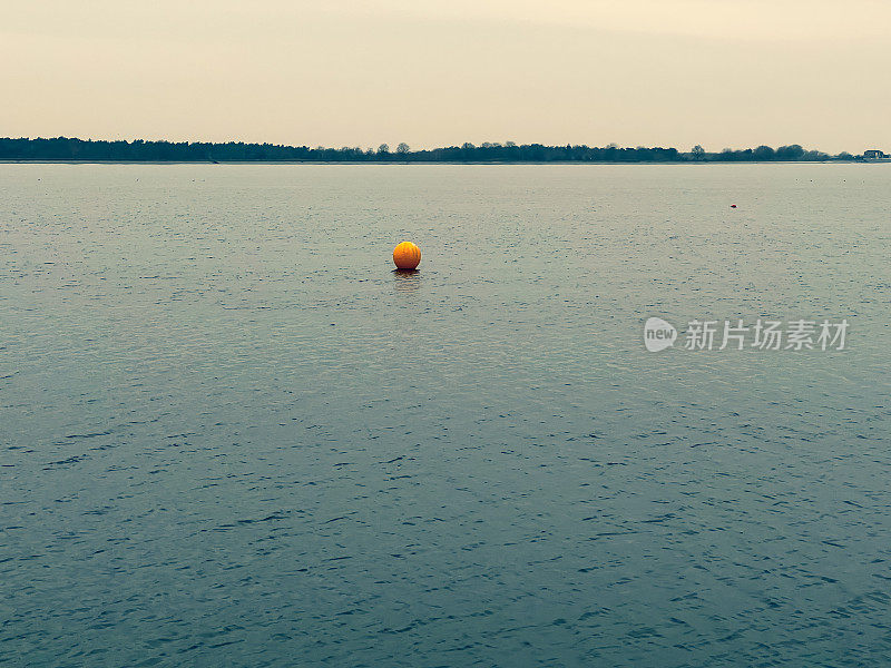 在雨天，德国林根市有一个名为“Speicherbecken”的湖。