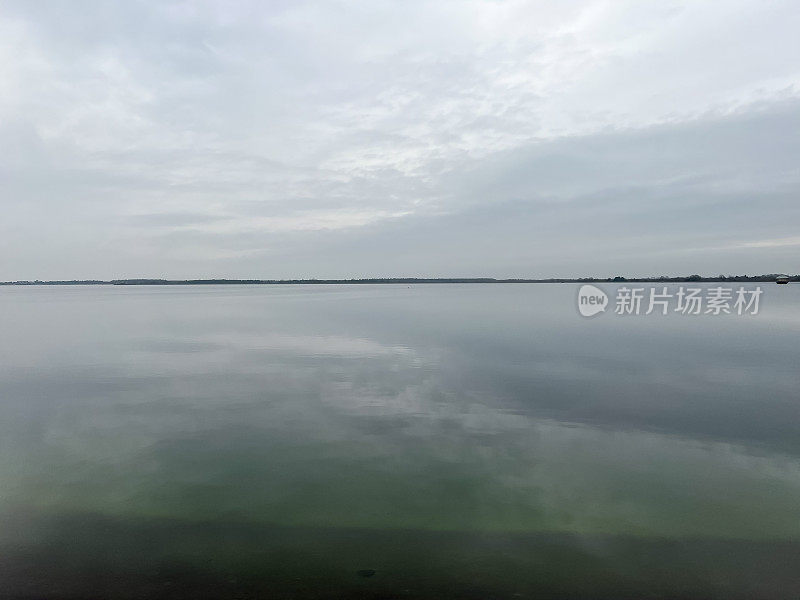 在雨天，德国林根市有一个名为“Speicherbecken”的湖。